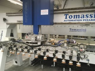 Macchina per la lavorazione del legno Genyus s/6000 Legnomac vende macchine per la lavorazione del legno. Macchina Scaricatore per bordatrice a ponte rotante Tomassini Genyus S/6000 usata