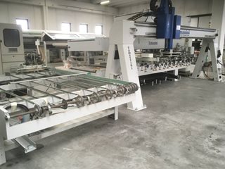 Macchina per la lavorazione del legno Genyus s/6000 Legnomac vende macchine per la lavorazione del legno. Macchina Scaricatore per bordatrice a ponte rotante Tomassini Genyus S/6000 usata