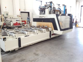 Macchina per la lavorazione del legno Record 132 prisma Legnomac vende macchine per la lavorazione del legno. Macchina Centro di lavoro SCM mod. Record 132 Prisma a 5 assi
