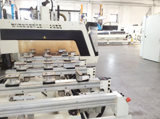 Macchina per la lavorazione del legno Record 132 prisma Legnomac vende macchine per la lavorazione del legno. Macchina Centro di lavoro SCM mod. Record 132 Prisma a 5 assi
