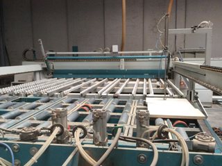Macchina per la lavorazione del legno Sigmatic Legnomac vende macchine per la lavorazione del legno. Macchina Impianto angolare di Sezionatura Giben mod Sigmatic anno 2001