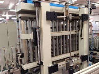 Macchina per la lavorazione del legno Centro di fresatura e foratura Brema usato Legnomac vende macchine per la lavorazione del legno. Macchina Centro di fresatura e foratura Brema usato